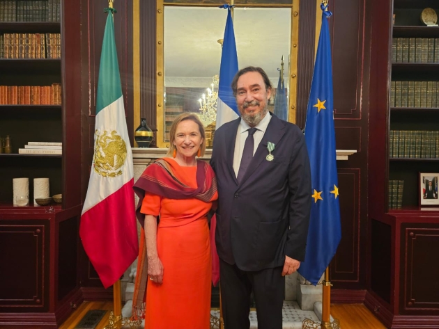 Cuauhtémoc Cárdenas Batel, Vicepresidente del FICM, recibió las insignias de Caballero en la Orden de las Artes y las Letras de Francia 